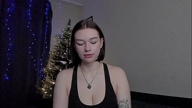 Snapshot of Emmy_m00n chatting on January 2, 2025, 2:11 am Emmy m00n online show from January 2, 2025, 2:11 am