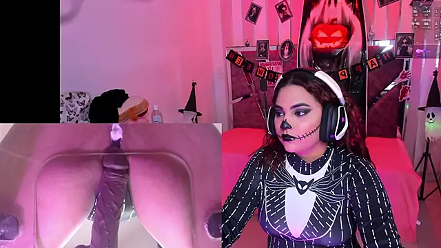 Snapshot of PetiteSophie_ chatting on October 19, 2025, 7:47 pm PetiteSophie online show from October 19, 2025, 7:47 pm
