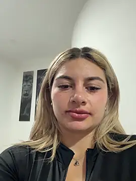 Snapshot of AtheneaRossi chatting on February 17, 2026, 12:07 am AtheneaRossi online show from February 17, 2026, 12:07 am