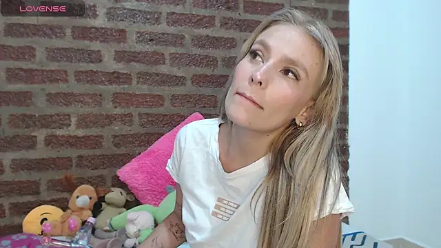 Snapshot of MeganColins1 chatting on September 15, 2025, 9:59 pm MeganColins1 online show from September 15, 2025, 9:59 pm