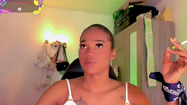 Snapshot of naomy__xx chatting on May 27, 2026, 11:13 pm naomy xx online show from May 27, 2026, 11:13 pm