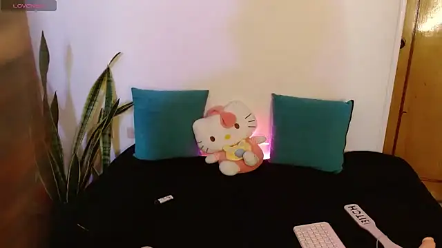 kittycatw online show from December 17, 2025, 7:47 am