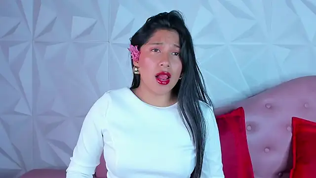 LinnaGardenia online show from December 25, 2024, 3:49 pm