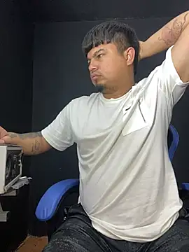 Snapshot of DickMasterfindom chatting on April 7, 2026, 4:35 am DickMasterfindom online show from April 7, 2026, 4:35 am