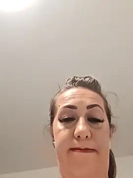 AvaLloyd online show from October 31, 2025, 3:29 am