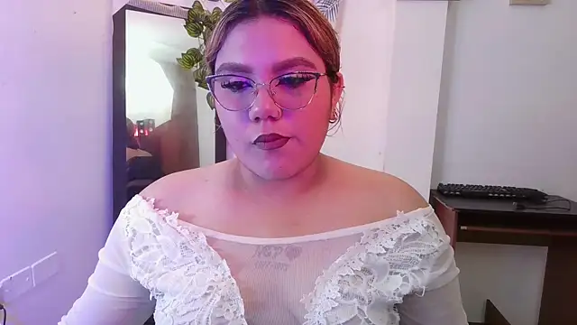 Snapshot of moon_sunflower chatting on June 2, 2026, 8:00 pm moon sunflower online show from June 2, 2026, 8:00 pm