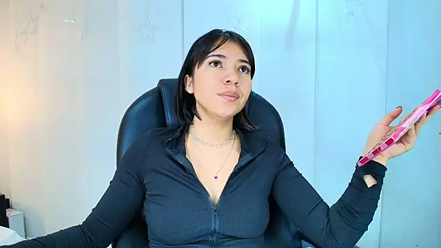 lina bedoya  online show from November 26, 2025, 11:33 am