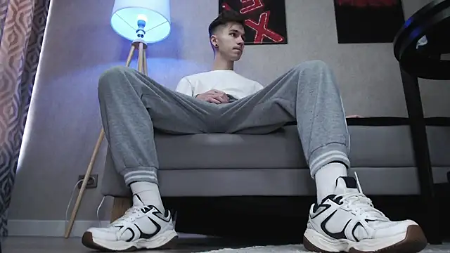 Joseph  Quinn online show from November 12, 2025, 5:19 am