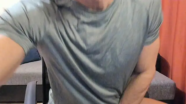 Snapshot of HotHunkTrainer chatting on December 1, 2025, 9:14 am HotHunkTrainer online show from December 1, 2025, 9:14 am