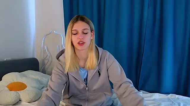 KimberliDean online show from February 26, 2025, 8:04 am