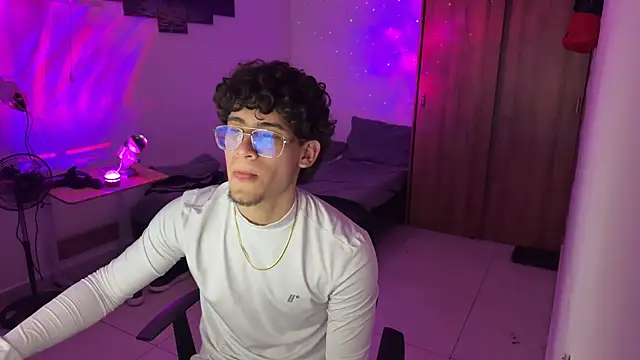 Snapshot of Kisan_Smith chatting on December 19, 2025, 4:08 am Kisan Smith online show from December 19, 2025, 4:08 am