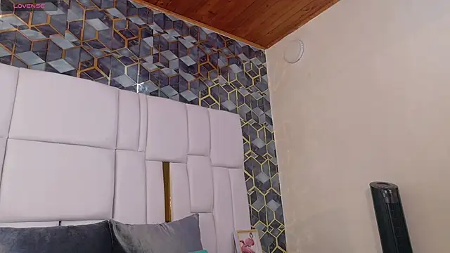 lia mariana online show from November 23, 2025, 9:47 pm