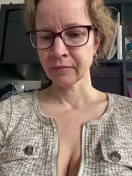 AnnikaRose online show from April 13, 2026, 6:52 am