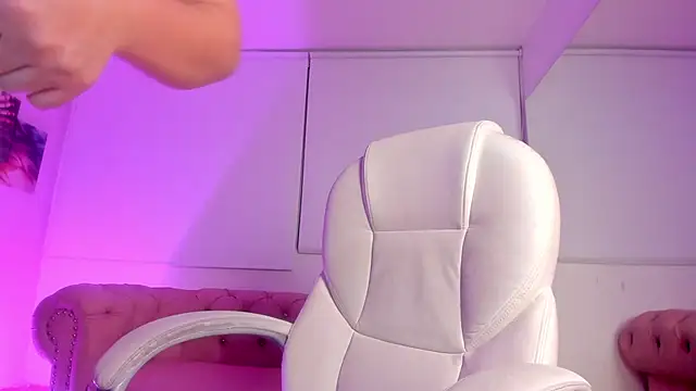 Giia paiige18 online show from March 8, 2025, 10:22 am