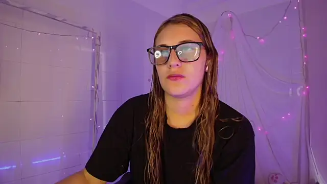 Giia paiige18 online show from November 20, 2025, 1:33 pm