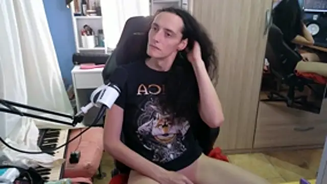 MemiKouki online show from June 3, 2026, 8:14 pm