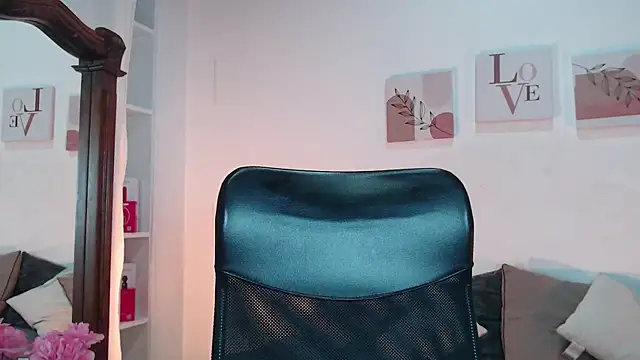 madisex s online show from September 18, 2025, 1:46 pm