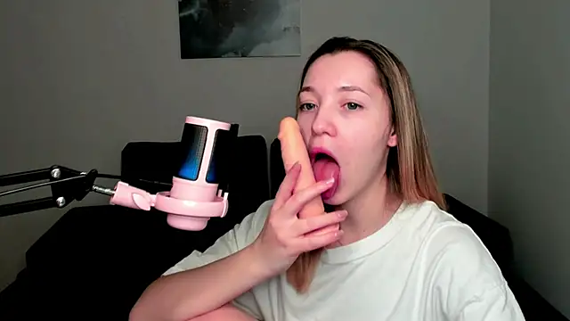 MiaThaine online show from January 14, 2025, 2:40 am