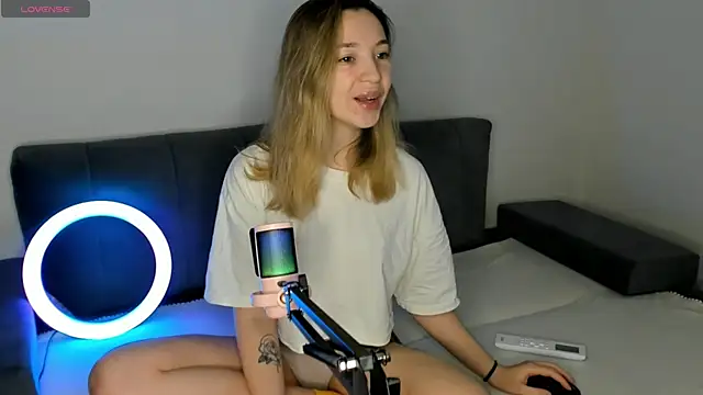 MiaThaine online show from February 15, 2025, 3:06 pm