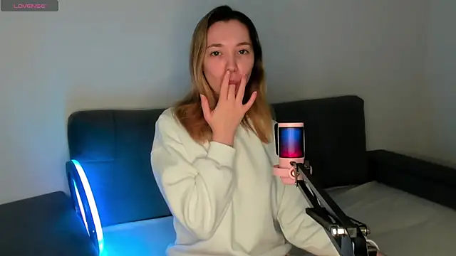 MiaThaine online show from February 21, 2025, 1:44 pm