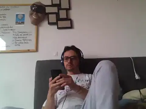 Snapshot of Diptongo chatting on February 26, 2025, 3:30 pm Diptongo online show from February 26, 2025, 3:30 pm