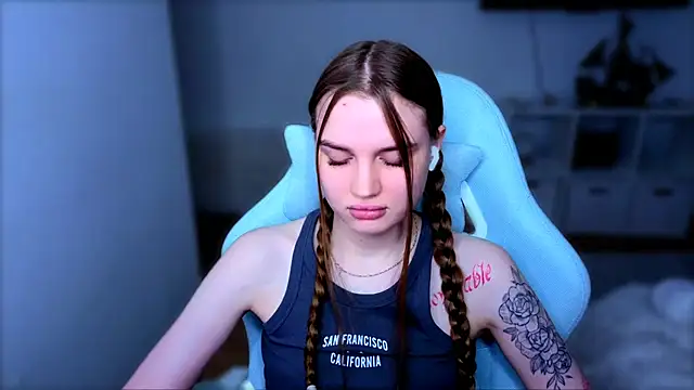 StellaLawless online show from December 17, 2025, 12:33 pm