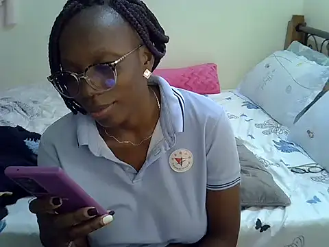 Snapshot of Sweet_Bear chatting on November 12, 2025, 5:35 pm Sweet Bear online show from November 12, 2025, 5:35 pm