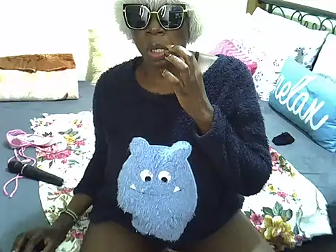 Snapshot of Sweet_Bear chatting on April 3, 2026, 5:44 pm Sweet Bear online show from April 3, 2026, 5:44 pm