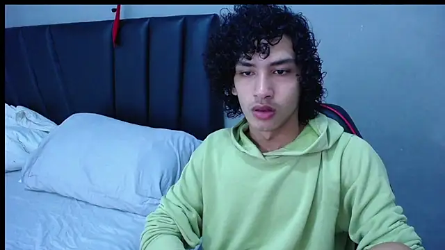 Snapshot of Tayronx33 chatting on October 19, 2025, 6:30 pm Tayronx33 online show from October 19, 2025, 6:30 pm