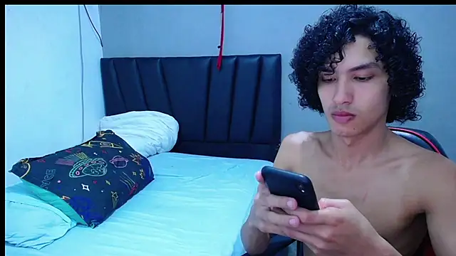 Snapshot of Tayronx33 chatting on November 1, 2025, 8:00 pm Tayronx33 online show from November 1, 2025, 8:00 pm