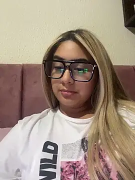 Snapshot of Miabonnett_ chatting on May 15, 2026, 1:12 am Miabonnett online show from May 15, 2026, 1:12 am