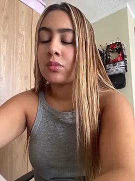 Snapshot of Miabonnett_ chatting on May 20, 2026, 3:40 pm Miabonnett online show from May 20, 2026, 3:40 pm
