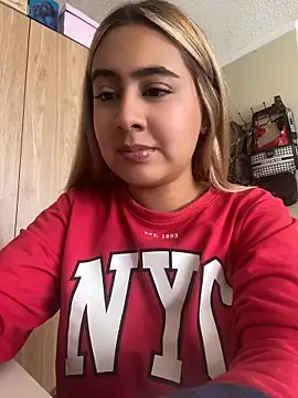 Snapshot of Miabonnett_ chatting on May 21, 2026, 3:08 pm Miabonnett online show from May 21, 2026, 3:08 pm