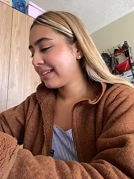 Snapshot of Miabonnett_ chatting on May 25, 2026, 3:51 pm Miabonnett online show from May 25, 2026, 3:51 pm