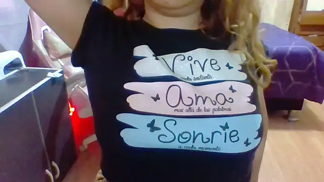 Snapshot of Jennxdolls chatting on December 2, 2024, 8:33 pm Jennxdolls online show from December 2, 2024, 8:33 pm