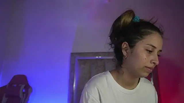 Snapshot of little-Emma chatting on July 1, 2026, 11:26 pm little-Emma online show from July 1, 2026, 11:26 pm
