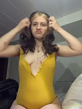 Snapshot of emilysue1 chatting on April 6, 2026, 9:54 am emilysue1 online show from April 6, 2026, 9:54 am