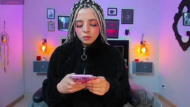 Charlotte  Benett online show from November 10, 2025, 4:11 am