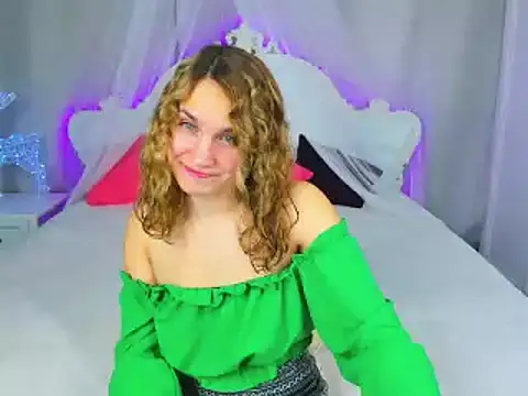 Snapshot of Milka_Blond chatting on January 27, 2025, 4:09 am Milka Blond online show from January 27, 2025, 4:09 am