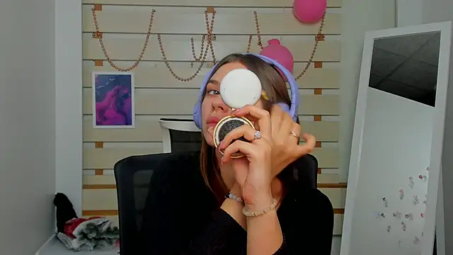 Snapshot of Josephine_Kiss chatting on February 14, 2025, 12:09 am Josephine Kiss online show from February 14, 2025, 12:09 am