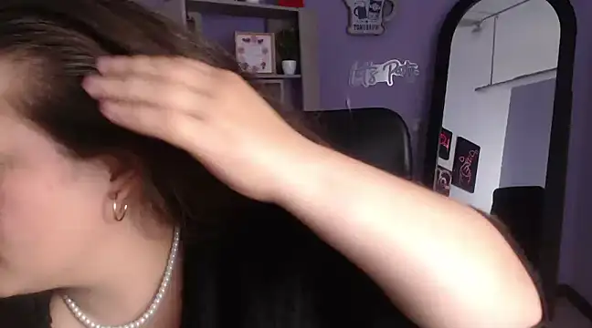 Snapshot of SaraThomso chatting on December 30, 2024, 6:20 am SaraThomso online show from December 30, 2024, 6:20 am