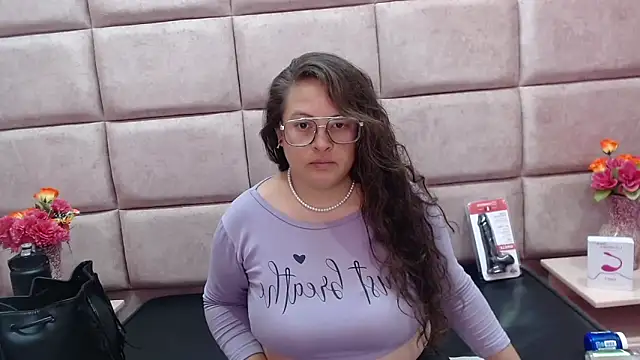 Snapshot of SaraThomso chatting on February 9, 2025, 3:00 am SaraThomso online show from February 9, 2025, 3:00 am