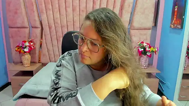 Snapshot of SaraThomso chatting on February 27, 2025, 3:25 am SaraThomso online show from February 27, 2025, 3:25 am