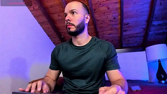 Snapshot of Tom_Bailey chatting on February 16, 2026, 12:34 pm Tom Bailey online show from February 16, 2026, 12:34 pm