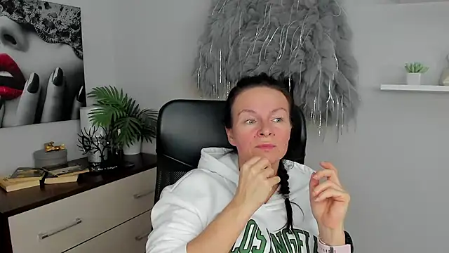 HelenLuxx online show from January 27, 2025, 1:09 pm