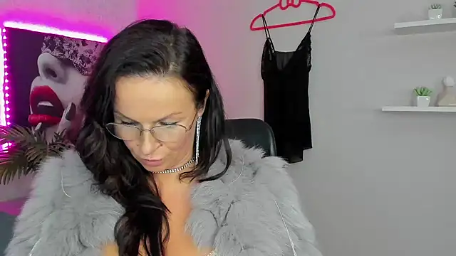 HelenLuxx online show from February 1, 2025, 1:51 pm