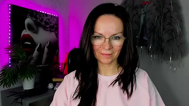 HelenLuxx online show from April 3, 2026, 2:48 pm