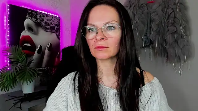 HelenLuxx online show from April 8, 2026, 3:12 pm