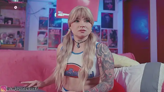 sensualkattt online show from March 4, 2026, 10:05 pm