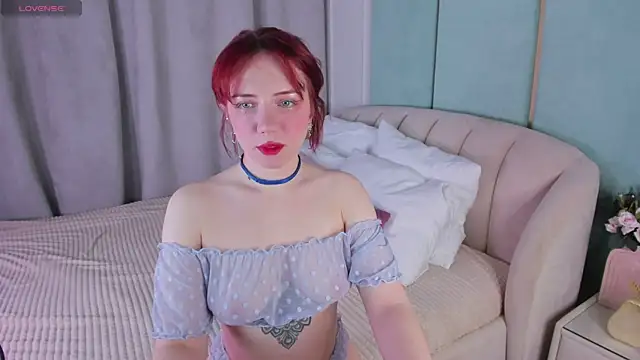 Snapshot of Love_is_Lola chatting on January 5, 2025, 1:13 am Love is Lola online show from January 5, 2025, 1:13 am